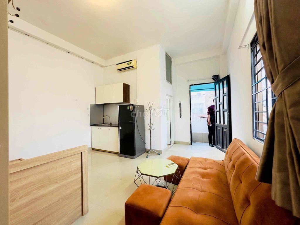 Trống sẵn ban công cửa sổ trời ngay Etown Cộng Hoà