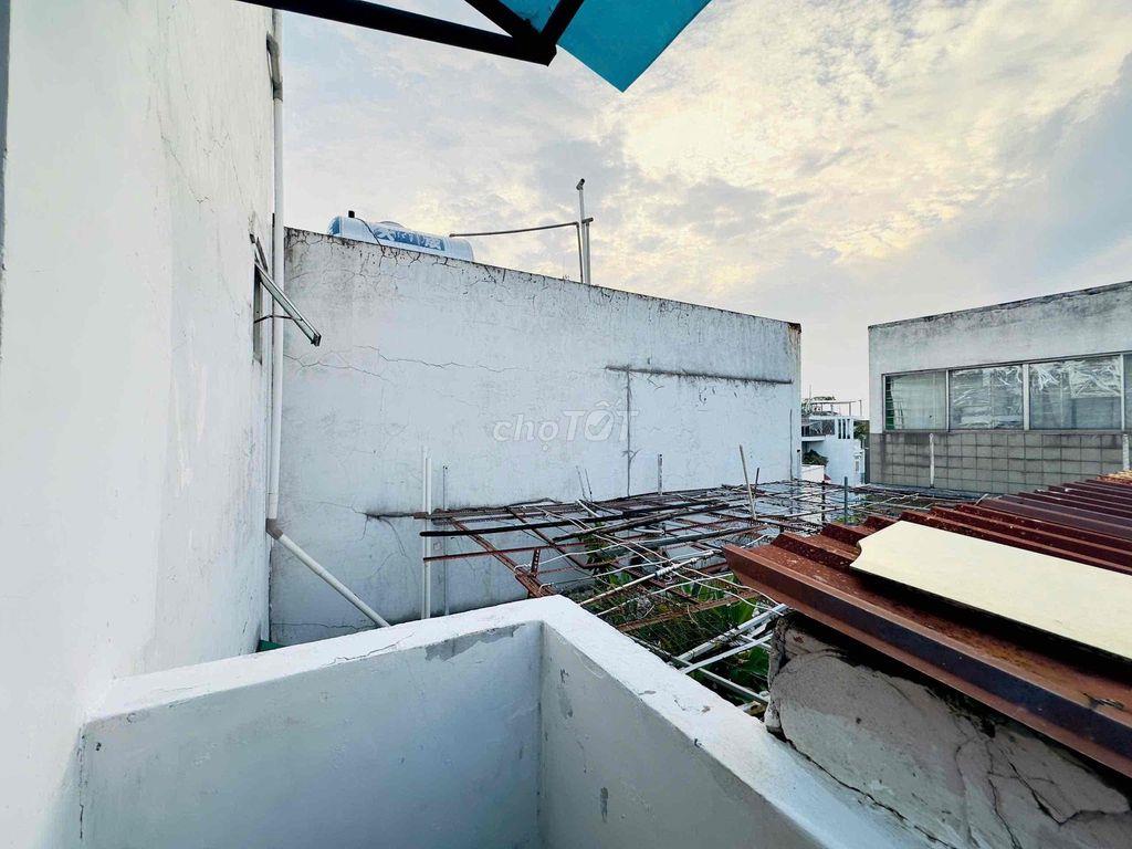 Trống sẵn ban công cửa sổ trời ngay Etown Cộng Hoà