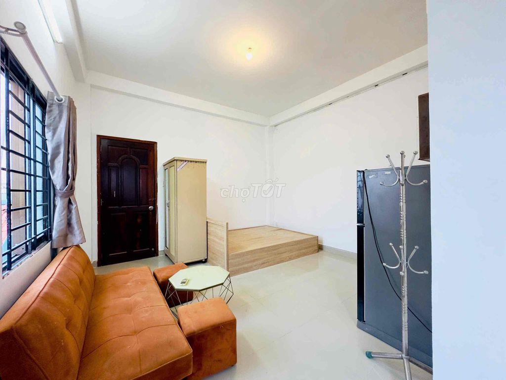 Trống sẵn ban công cửa sổ trời ngay Etown Cộng Hoà