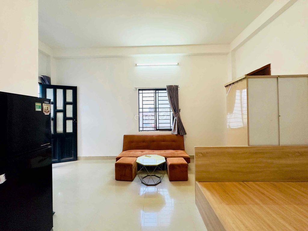Trống sẵn ban công cửa sổ trời ngay Etown Cộng Hoà