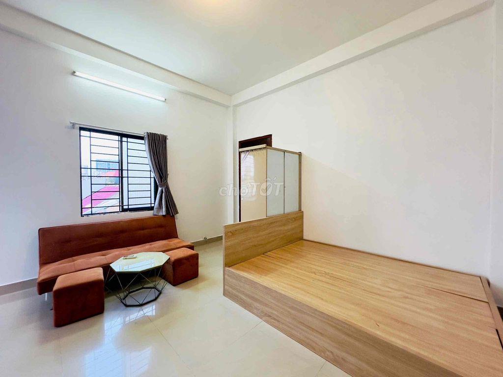 Trống sẵn ban công cửa sổ trời ngay Etown Cộng Hoà