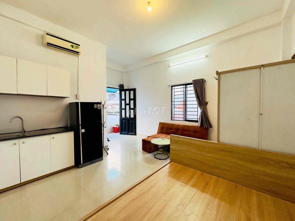 Trống sẵn ban công cửa sổ trời ngay Etown Cộng Hoà