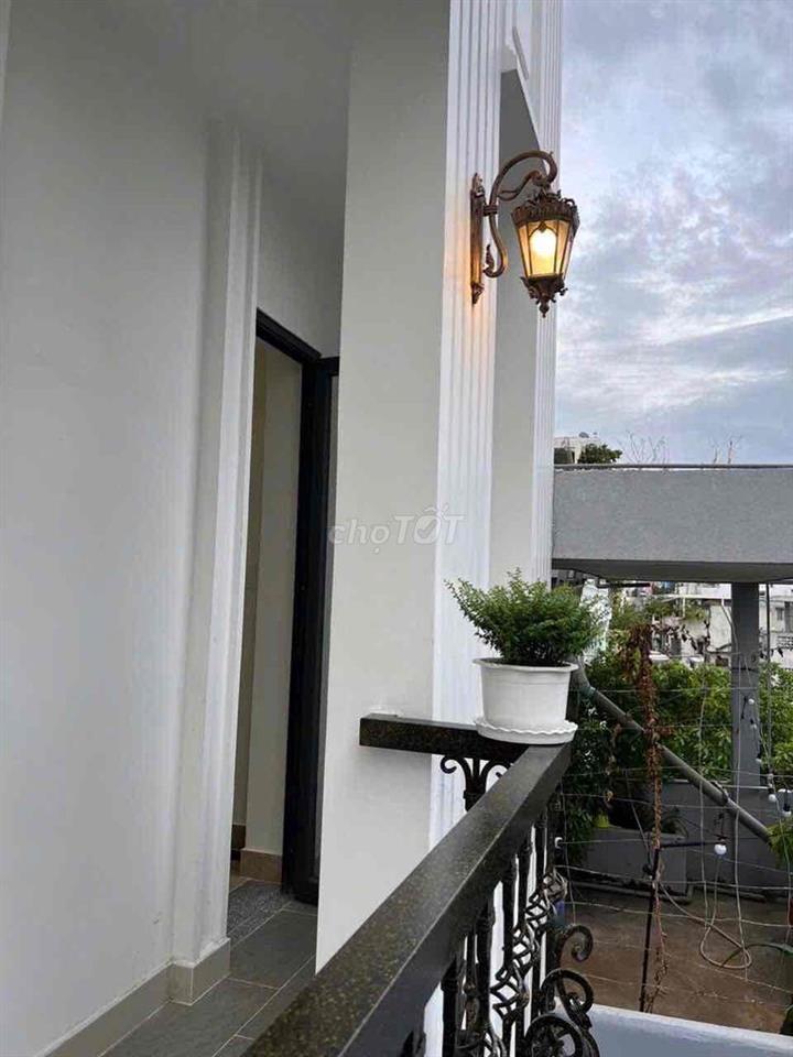 phòng ngủ ban công ngay bệnh viện Thống Nhất