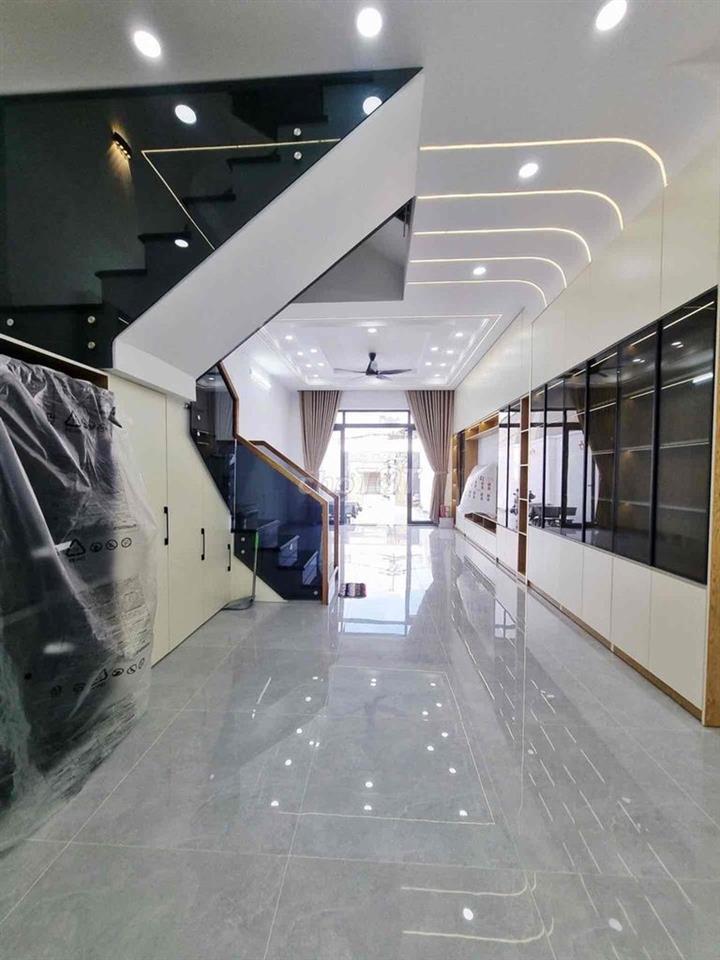 NHÀ MẶT PHỐ 109m2- 4 tầng- ngay uỷ ban quận 12. Giá nhỉnh 9tỏi