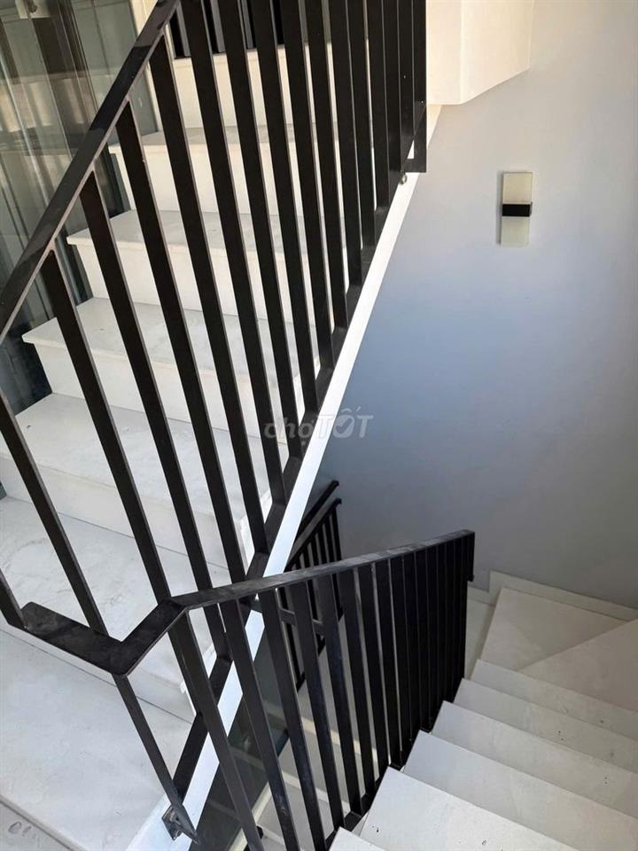 Bán nhà diện tích rộng 70m, 5 tầng tại khu Nguyên Hồng, quận Đống Đa