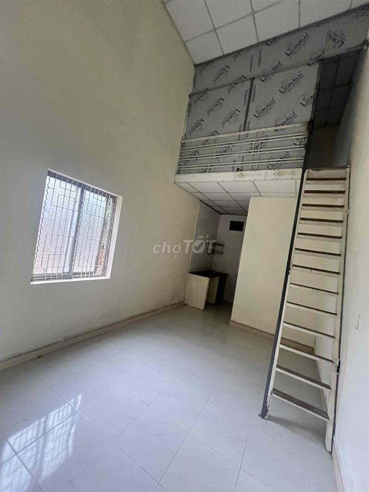 Phòng trọ sinh viên 26m2 có gác lửng, cách Nguyễn Hoàng 20m,
