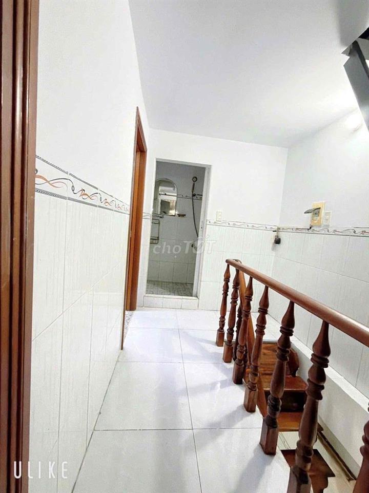 Cần bán nhà ngay chợ xóm nghèo