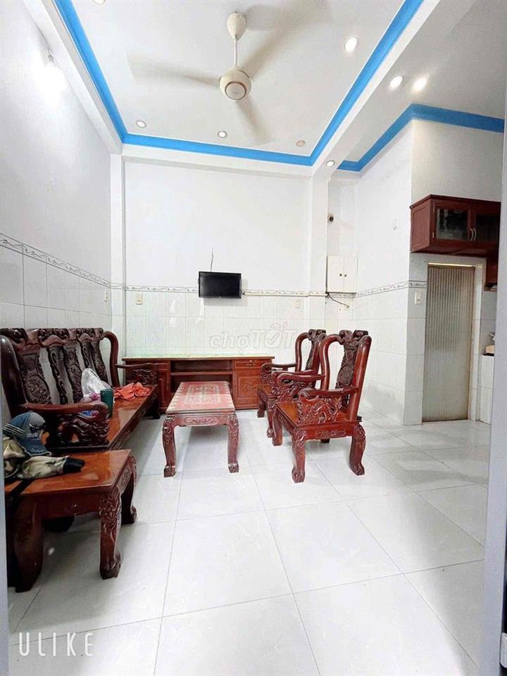 Cần bán nhà ngay chợ xóm nghèo