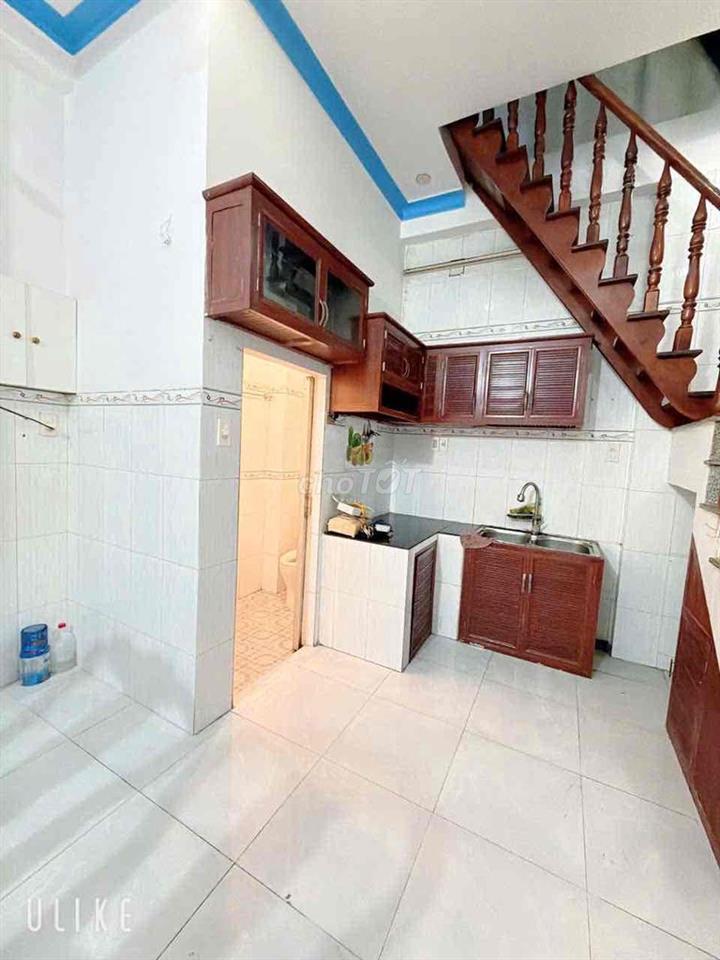 Cần bán nhà ngay chợ xóm nghèo