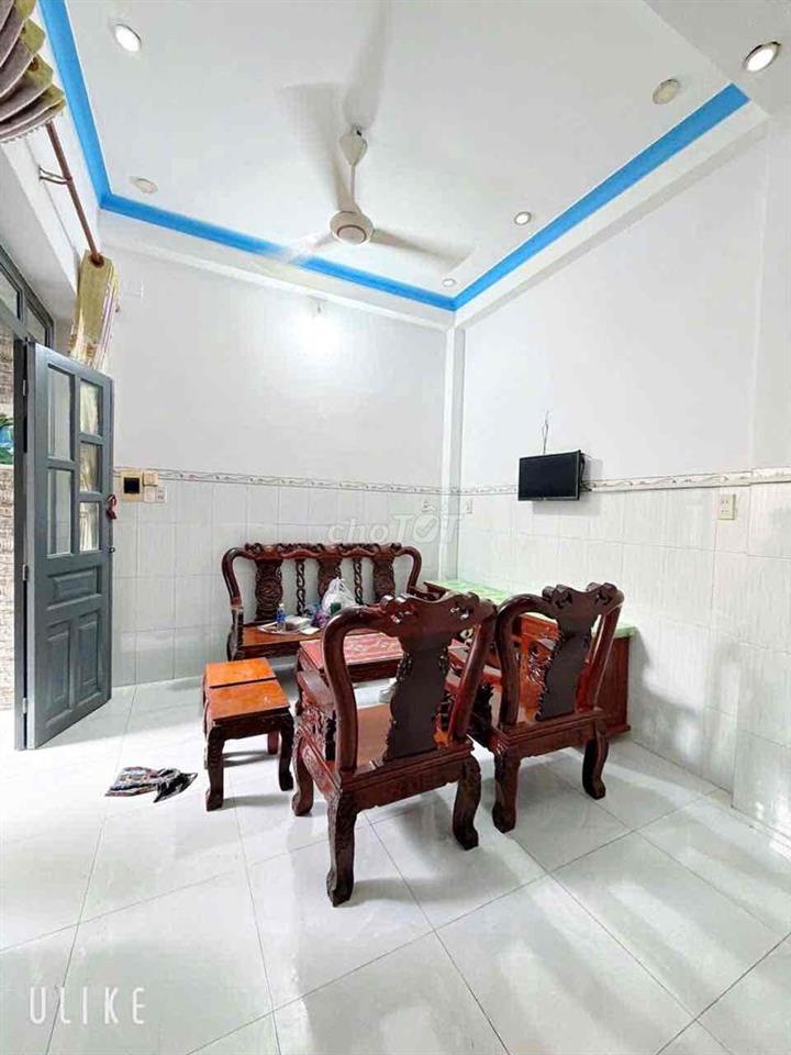 Cần bán nhà ngay chợ xóm nghèo
