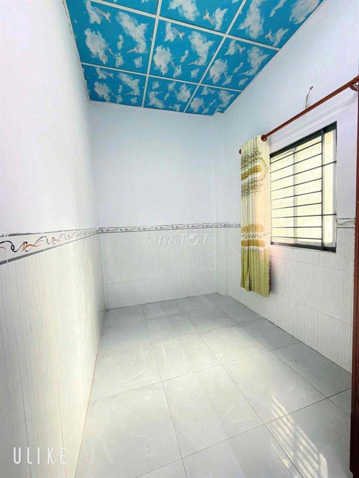 Cần bán nhà ngay chợ xóm nghèo