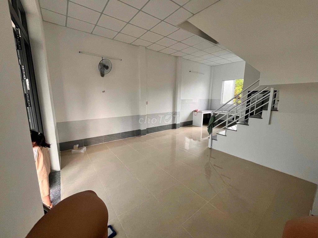 Nhà mới xây xe 7 chổ đậu ngay cửa