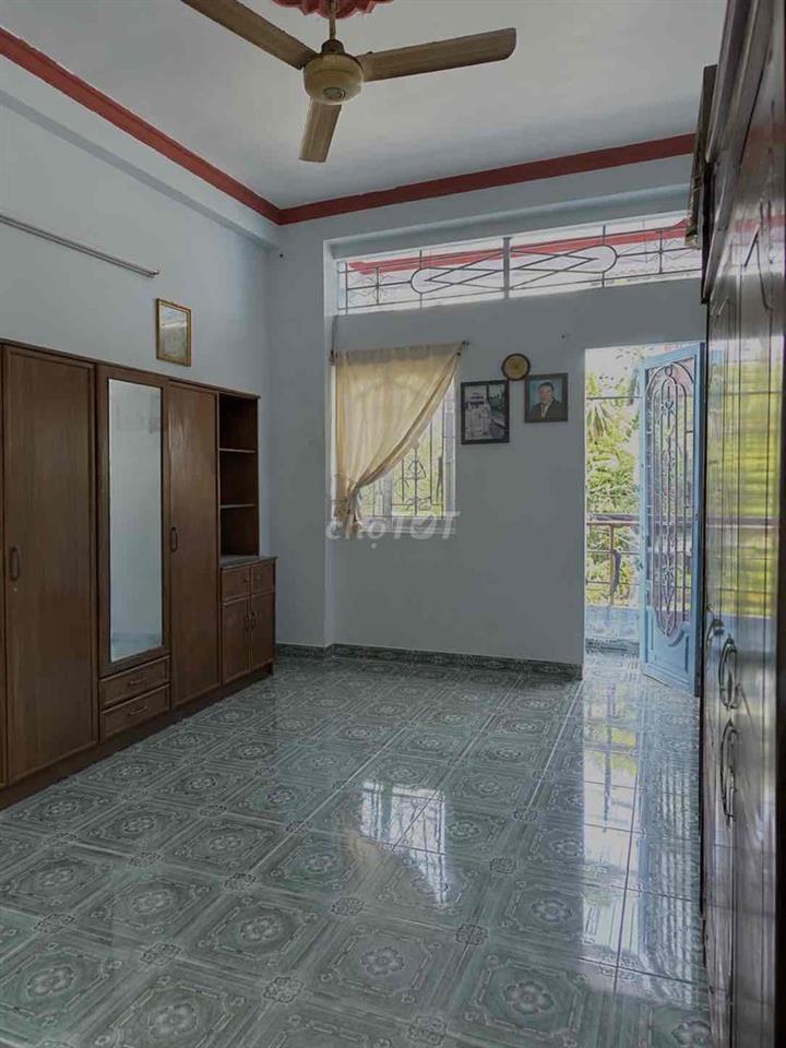 Nhà phố 1 Trệt 2 Lầu nội thất cơ bản cần cho thuê