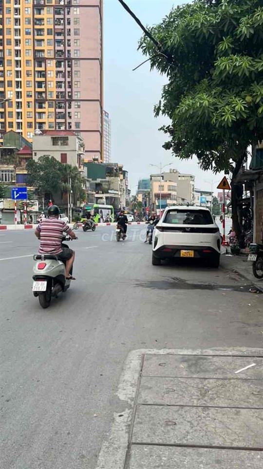 cửa hàng mặt phố đường 2,5