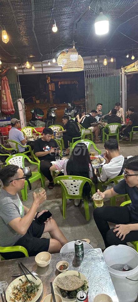 Cần sang nhượng lại quán… Mặt bằng góc ngã ba 2 mặt tiền. Quán đang có