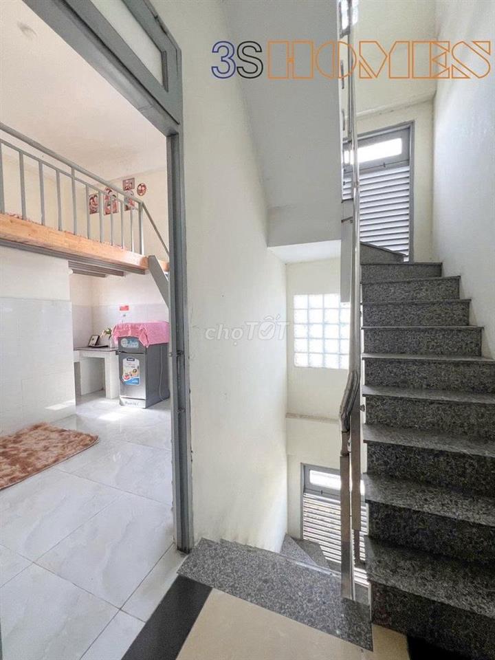CHO THUÊ PHÒNG HOÀNG BẬT ĐẠT – CÓ GÁC, CỬA SỔ ,THANG MÁY – GIÁ 3TR9