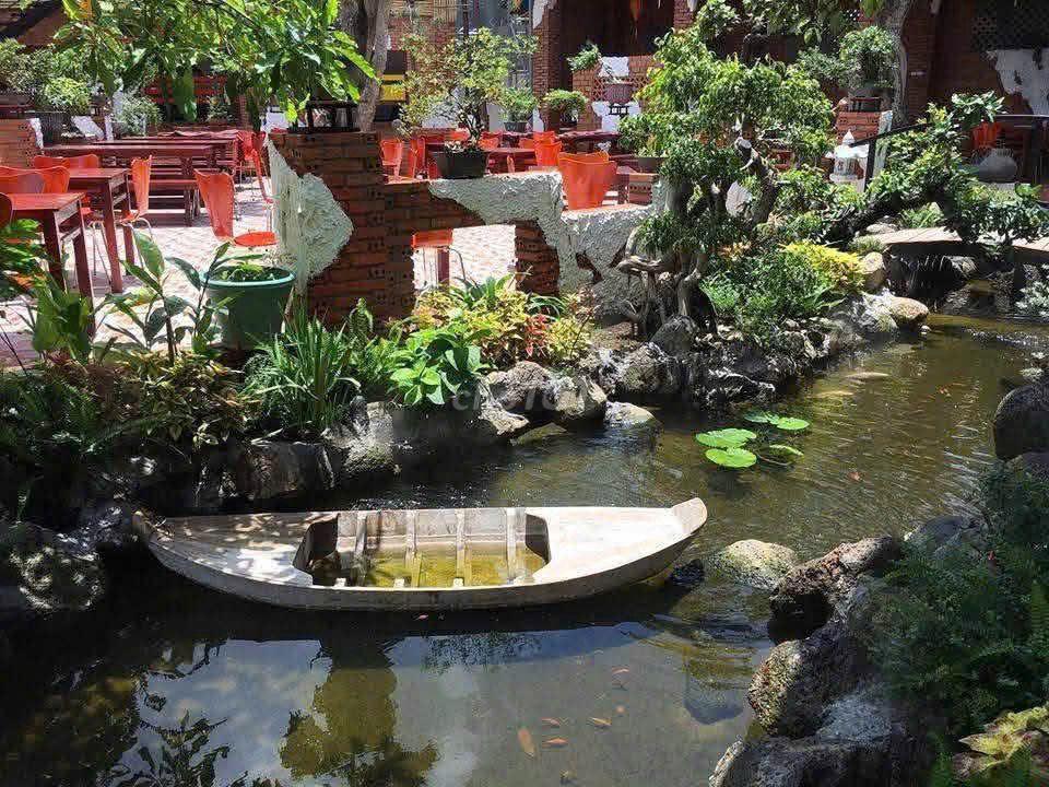 Đất ở 100% thổ cư, hiện trạng đã xây nhà hàng sân vườn