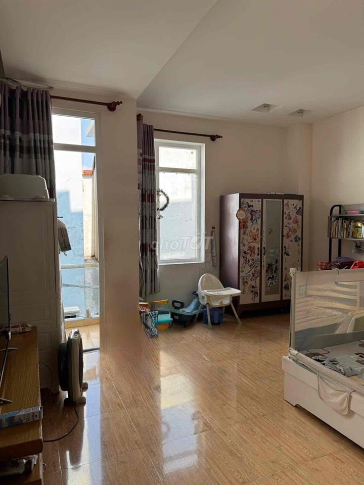 Bán nhà lầu 4 tầng, diện tích rộng, cách công viên 3 căn nhà