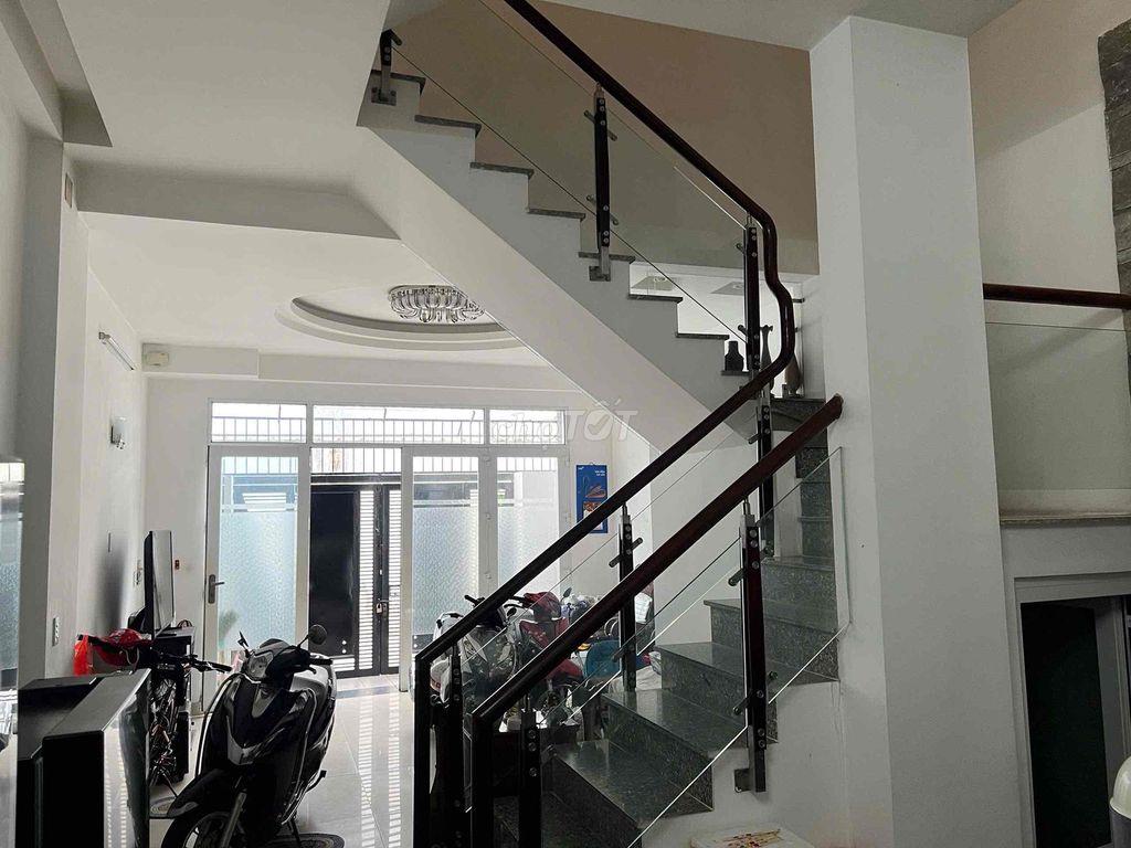 Bán nhà lầu 4 tầng, diện tích rộng, cách công viên 3 căn nhà