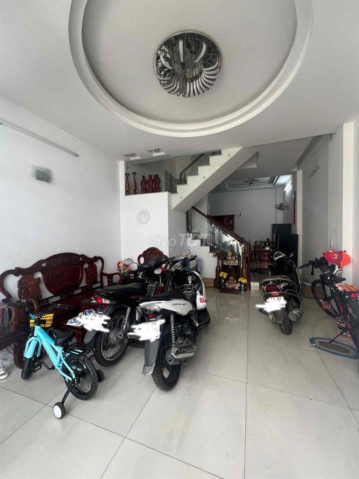 Bán nhà lầu 4 tầng, diện tích rộng, cách công viên 3 căn nhà