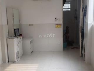 Cho thuê nhà nguyên căn 1 trệt, 2 lầu, sân thượng, đầy đủ nội thất