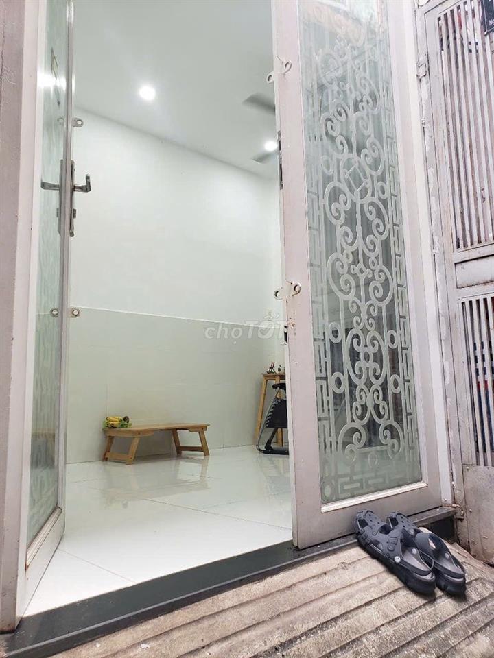 Cho thuê nhà nguyên căn 1 trệt, 2 lầu, sân thượng, đầy đủ nội thất