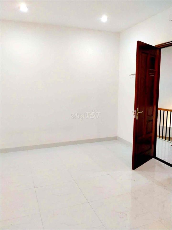 NHÀ 3 TẦNG 3 MÊ KIỆT TRƯỚC NHÀ 4M HOÀNG HOA THÁM