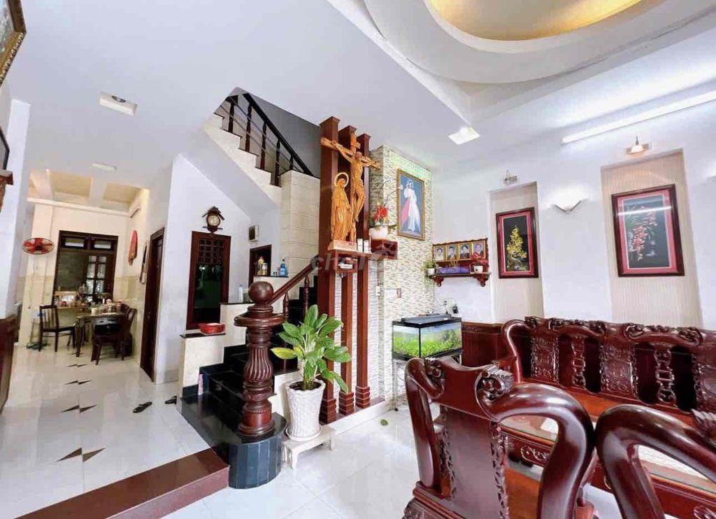 Biệt thự mái thái sân vườn