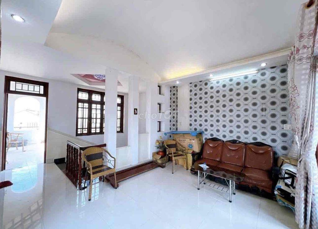 Biệt thự mái thái sân vườn