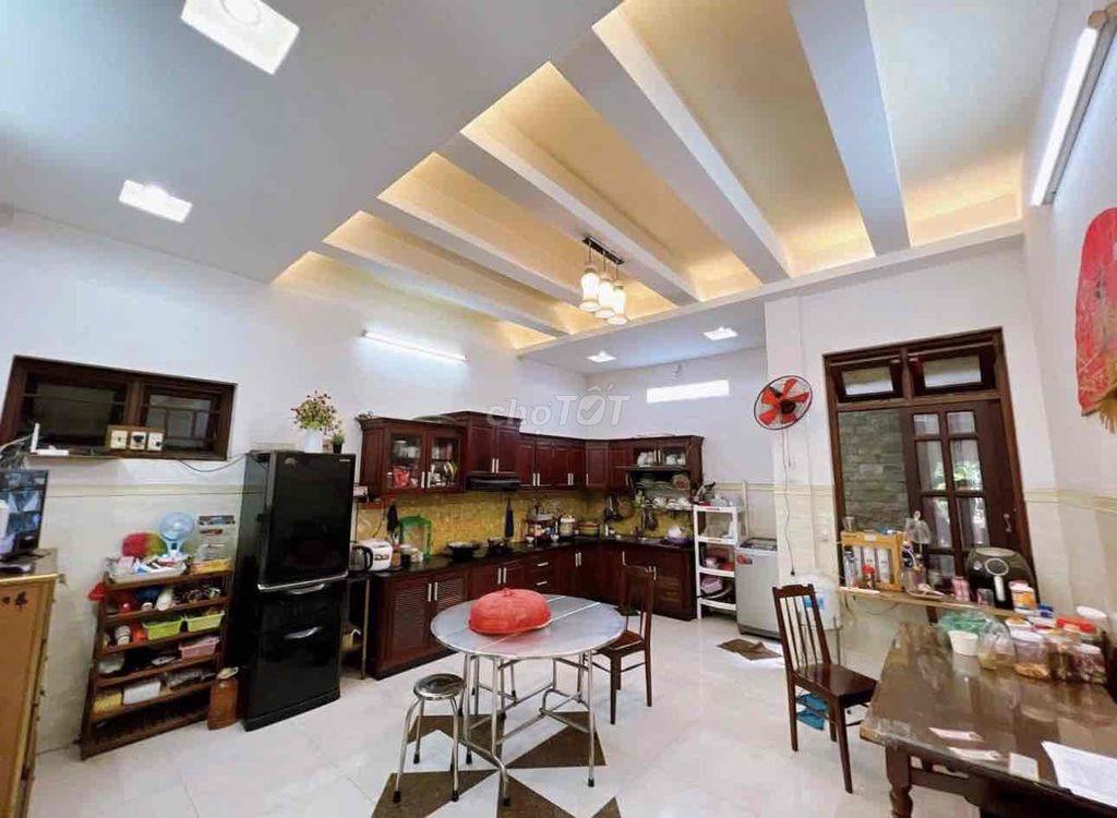 Biệt thự mái thái sân vườn