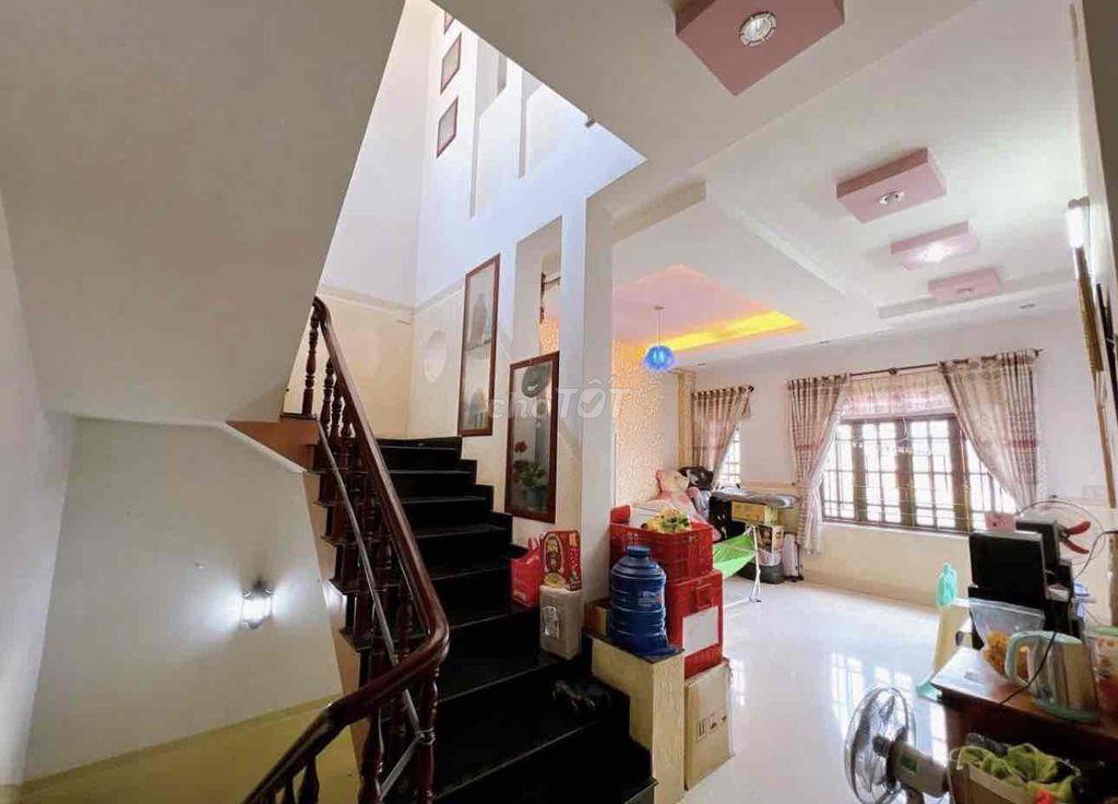 Biệt thự mái thái sân vườn