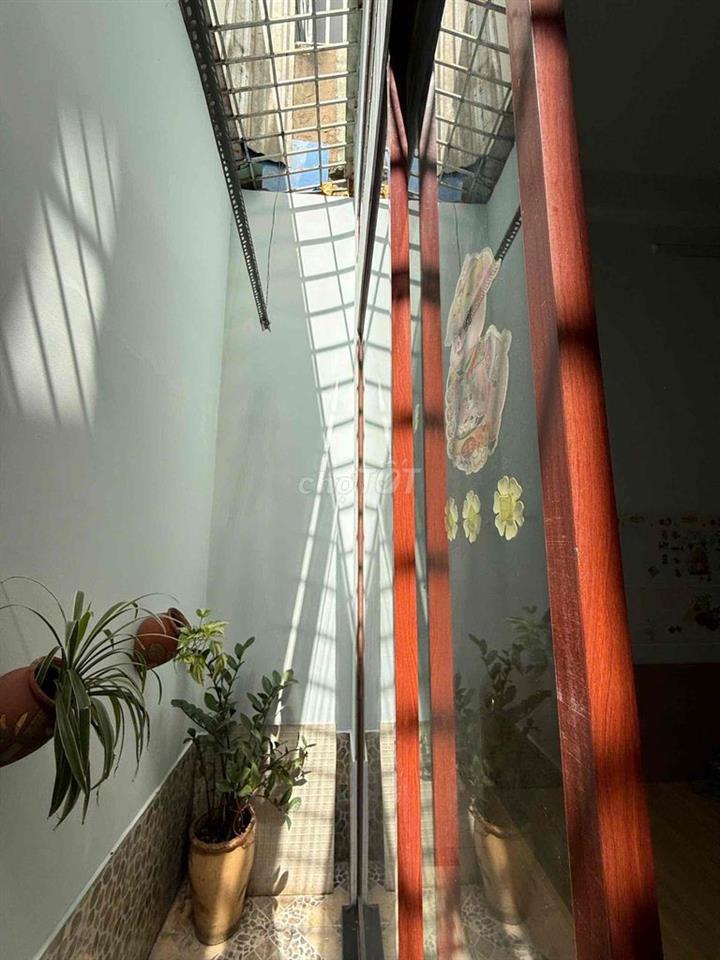 Phòng cho thuê Tân Sơn Nhì – Giá tốt, có máy lạnh