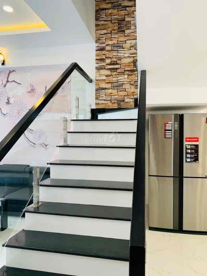 nhà 1 trệt 2 lầu cách cổng sân golf Đồng Nai 300m