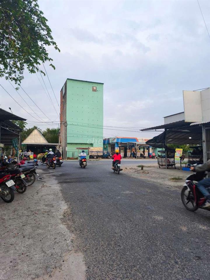 Nền mặt tiền đường Phú Đức - Long An