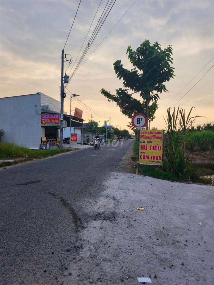 Nền mặt tiền đường Phú Đức - Long An