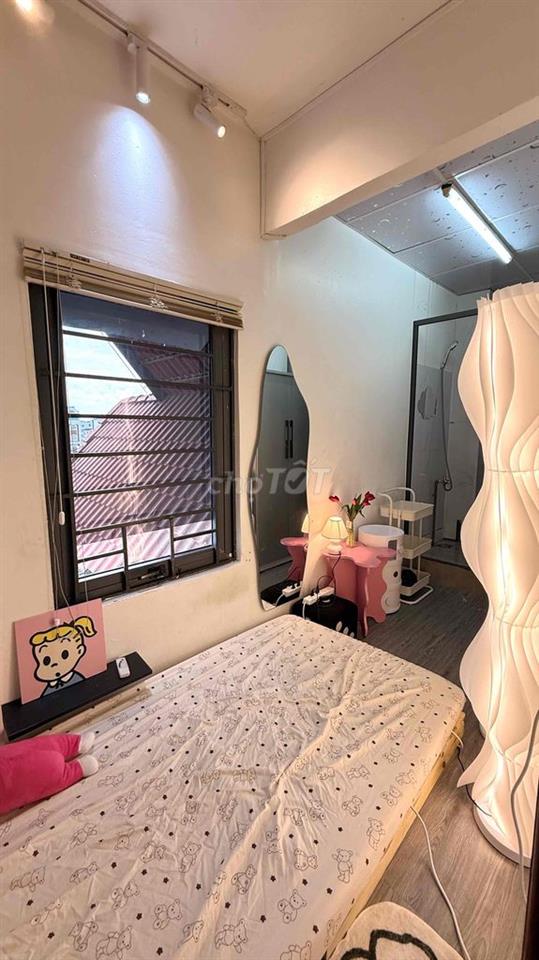 Phòng Full Nội Thất cửa sổ thông thoáng
