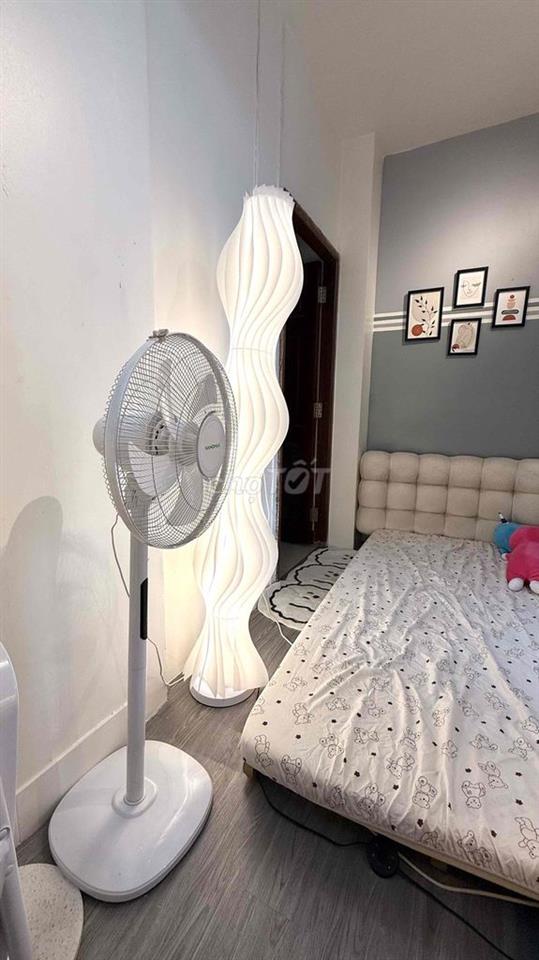Phòng Full Nội Thất cửa sổ thông thoáng