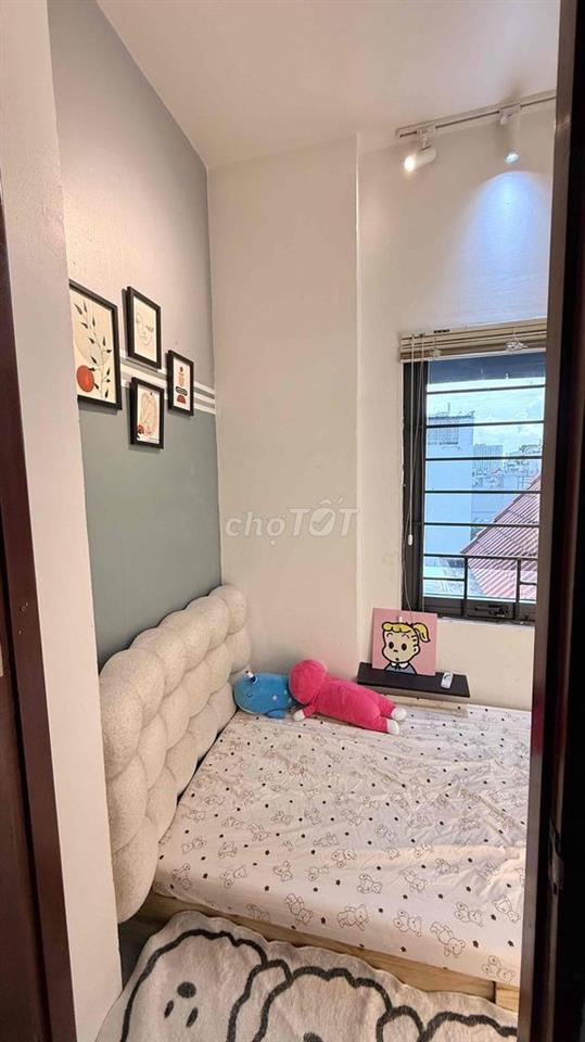Phòng Full Nội Thất cửa sổ thông thoáng