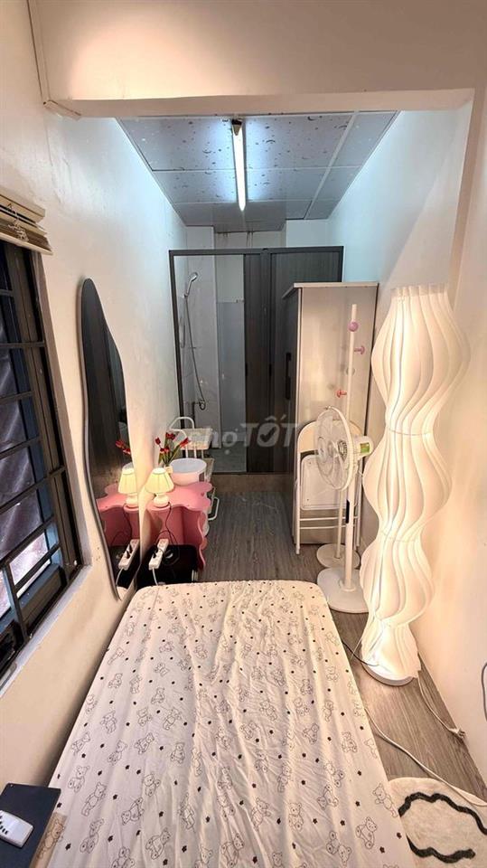 Phòng Full Nội Thất cửa sổ thông thoáng