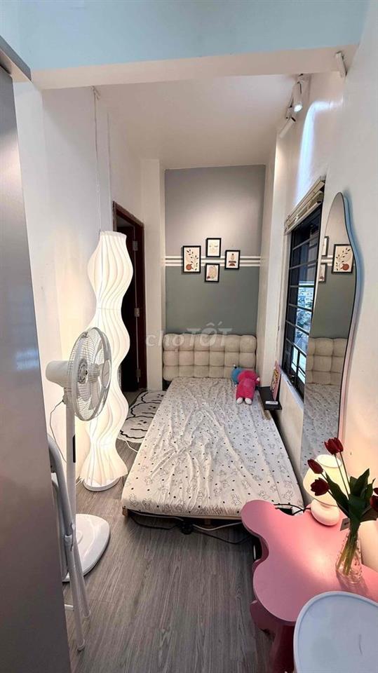 Phòng Full Nội Thất cửa sổ thông thoáng