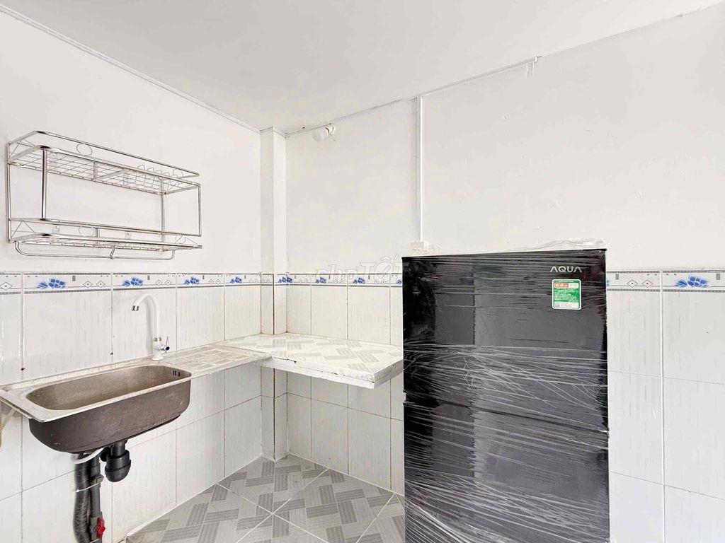 phòng mới sẵn máy lạnh + tủ lạnh
