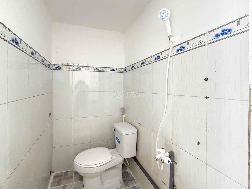 phòng mới sẵn máy lạnh + tủ lạnh