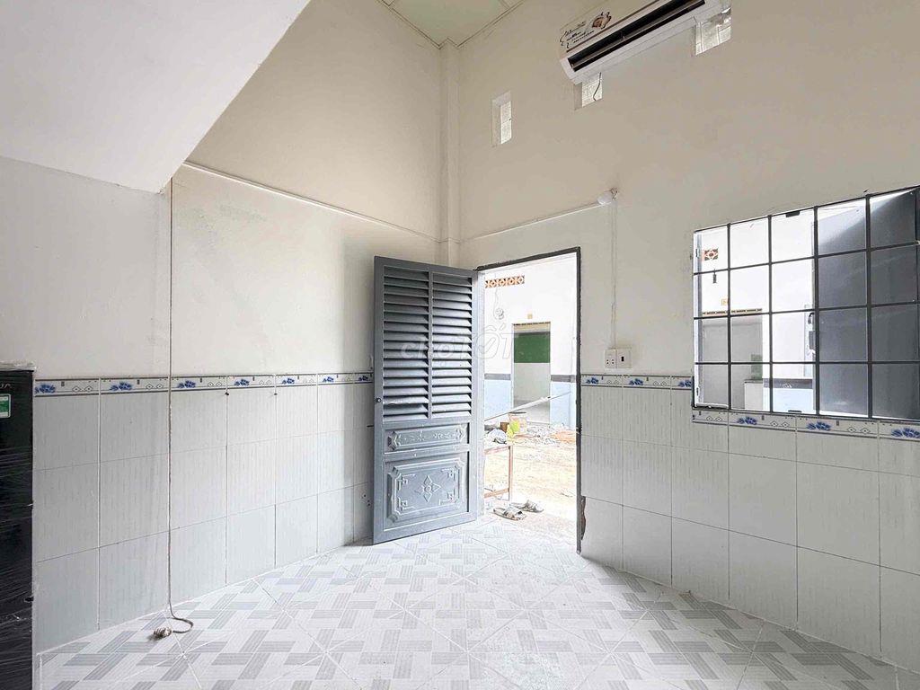 phòng mới sẵn máy lạnh + tủ lạnh