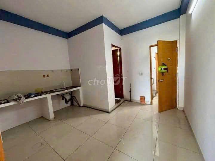 Phòng trọ 2 gian, 2 triệu rưỡi, quận 12 - Có ban công và lối đi riêng