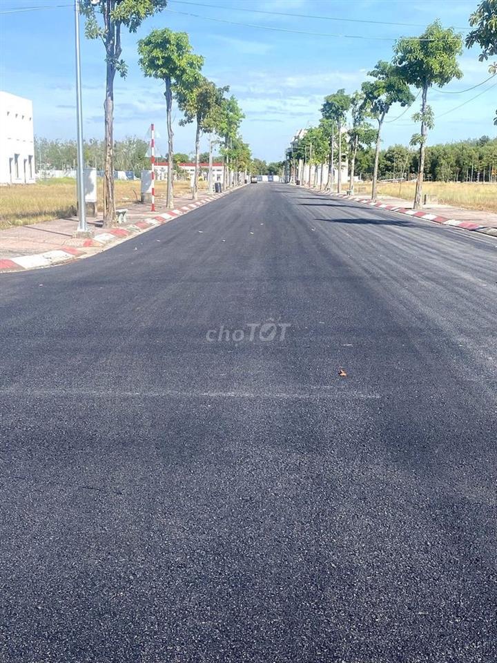 Bán nhanh lô đất 80m² mặt tiền DT 741 VSIP 2, giá 990 triệu, sổ sẵn