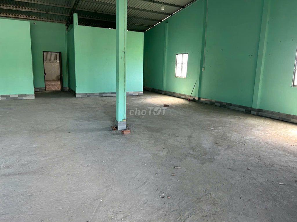 Cho thuê nhà xưởng 400m2 gần cầu Kênh Xáng, Bình Đức, Tây Ninh