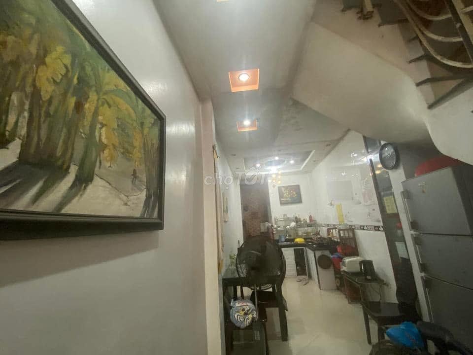 Ngôi nhà nhỏ ở mặt đường Ngọc Hồi cần cho thuê