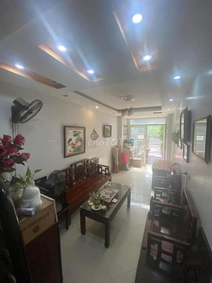 Ngôi nhà nhỏ ở mặt đường Ngọc Hồi cần cho thuê