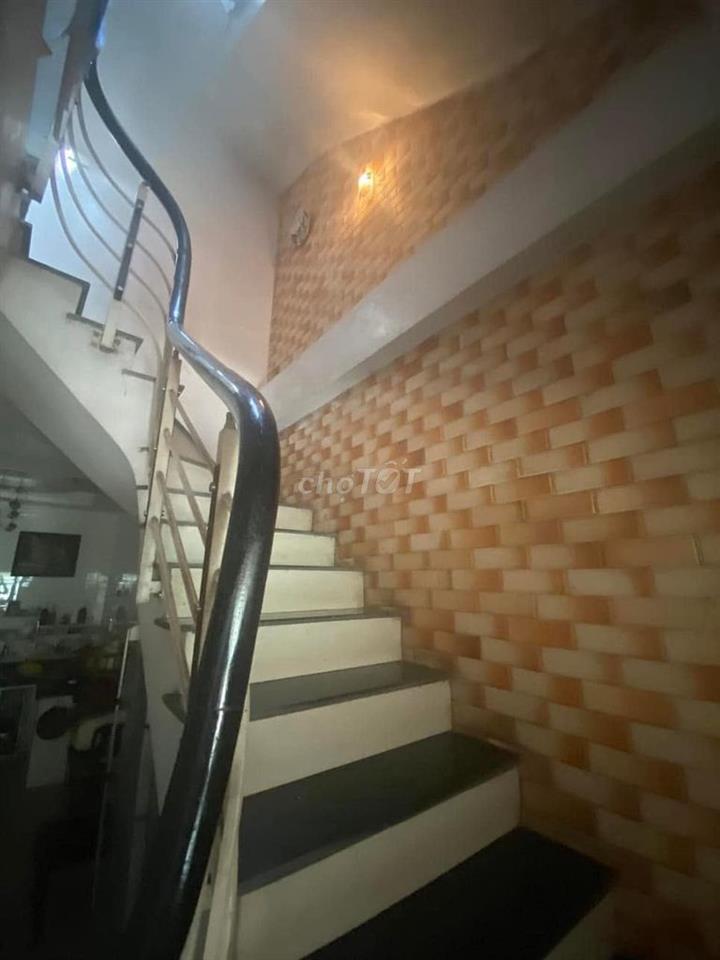 Ngôi nhà nhỏ ở mặt đường Ngọc Hồi cần cho thuê