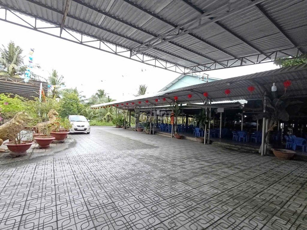 Bán gấp nhà hàng đối diện cửa 8 Tòa Thánh